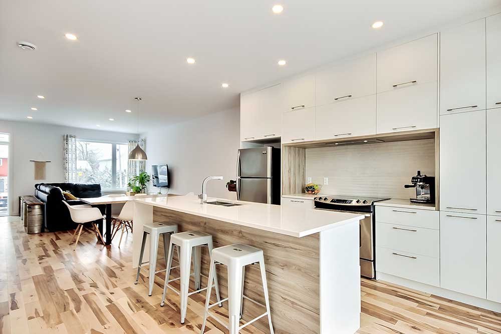 Cuisine blanche et grande îlot de cuisine