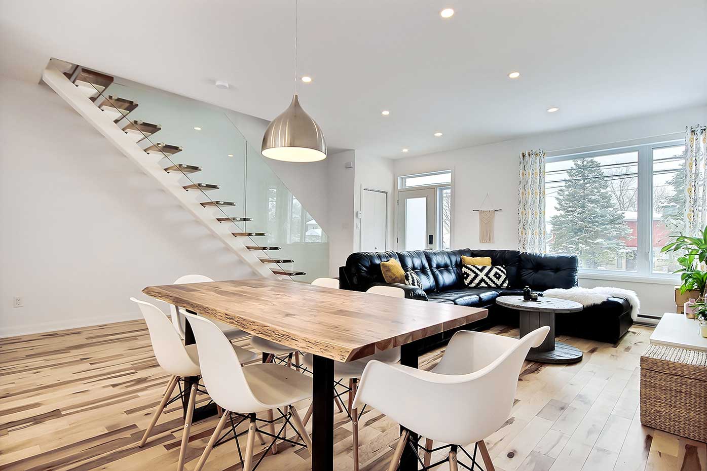 Escalier en verre et plancher de bois franc rénové